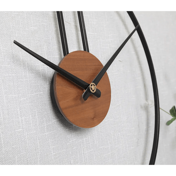 horloge en metal moderne