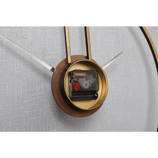 horloge en metal moderne