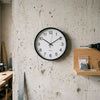 Comment accrocher une horloge sur un mur en béton facilement