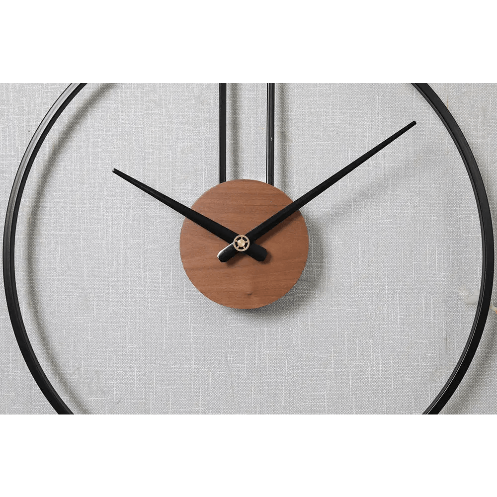 horloge en metal moderne