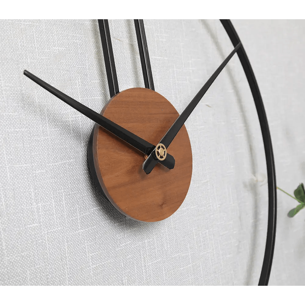 horloge en metal moderne