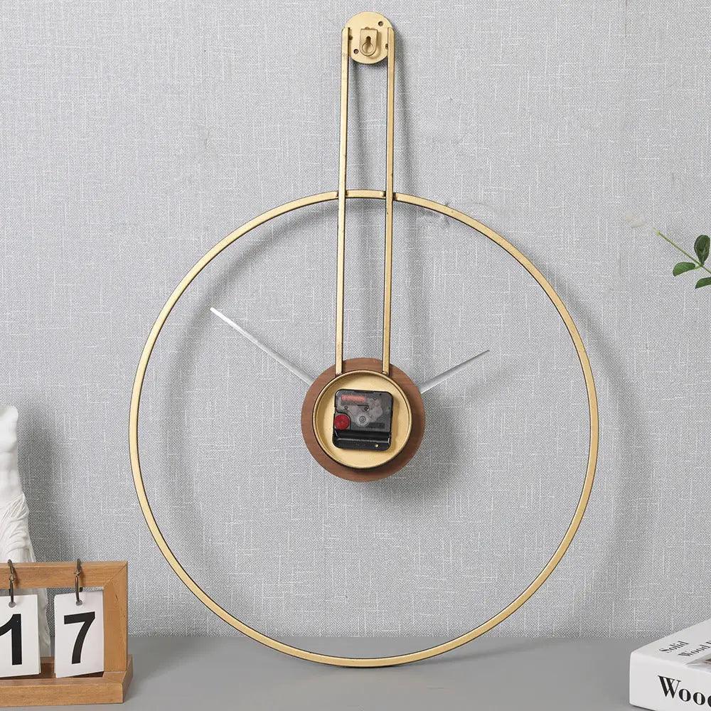 horloge en metal moderne