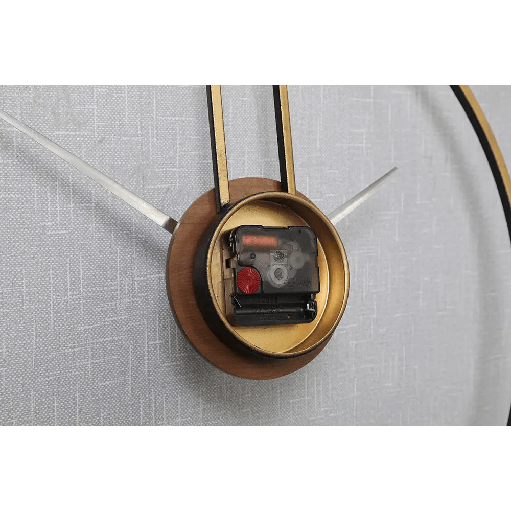 horloge en metal moderne