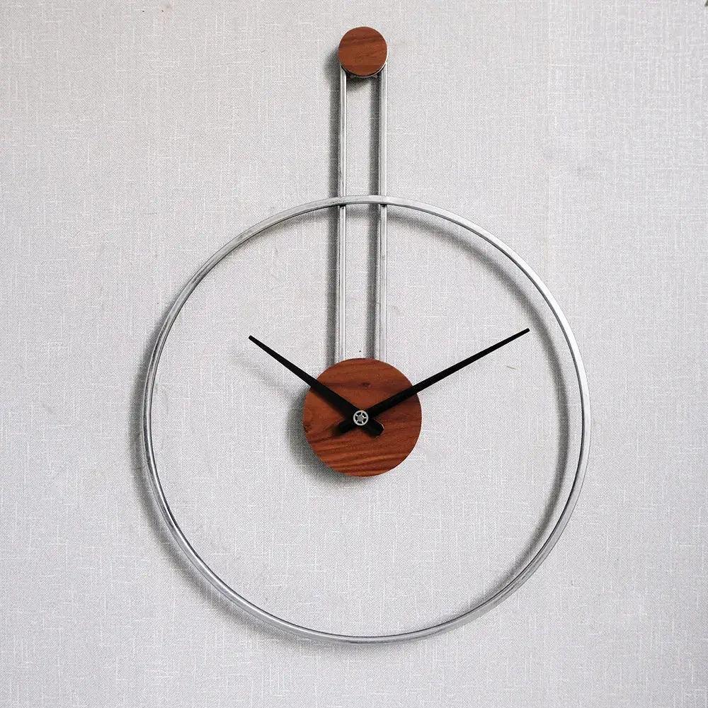 horloge en metal moderne