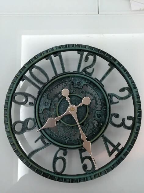 horloge design mecanisme apparent