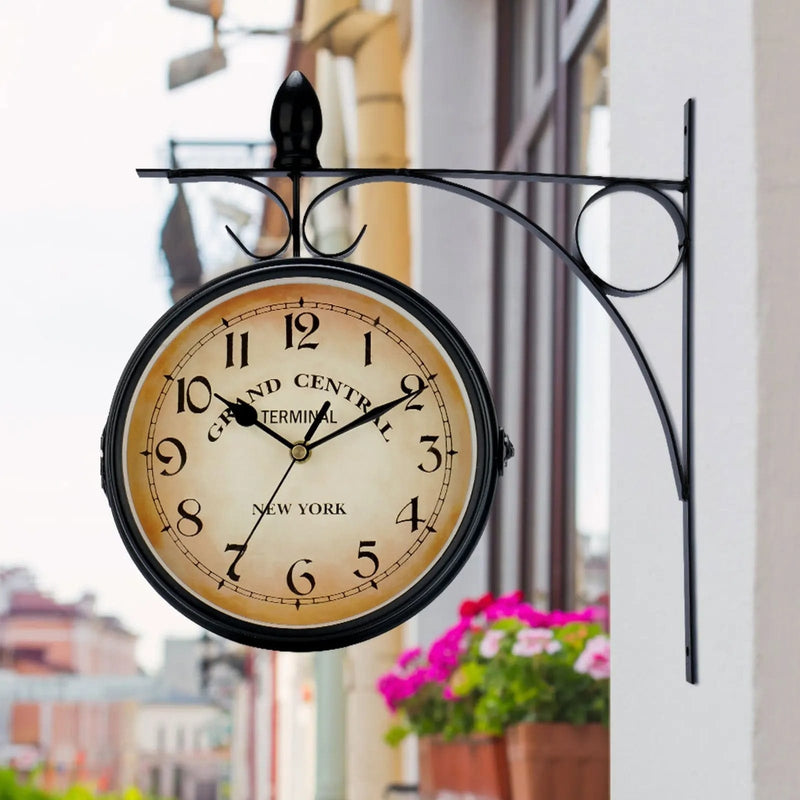 Horloge murale ronde radio-pilotée façon bois clair Horloge murale ronde radio-pilotée façon bois clair