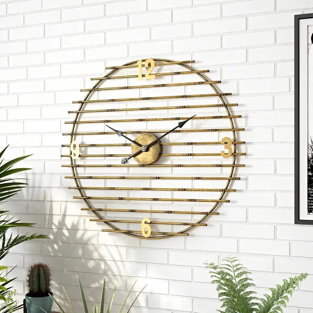 horloge en metal dore