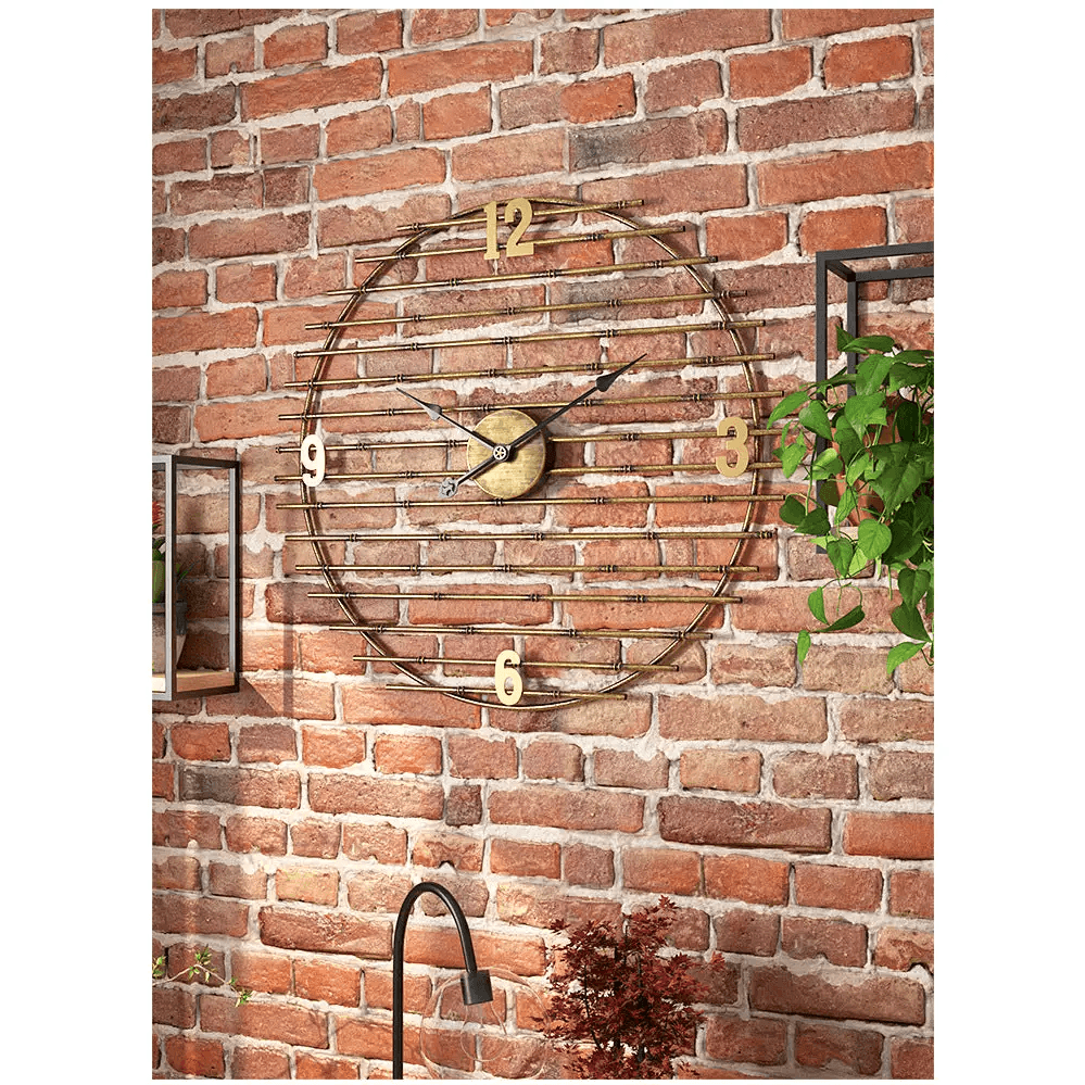 horloge en metal dore