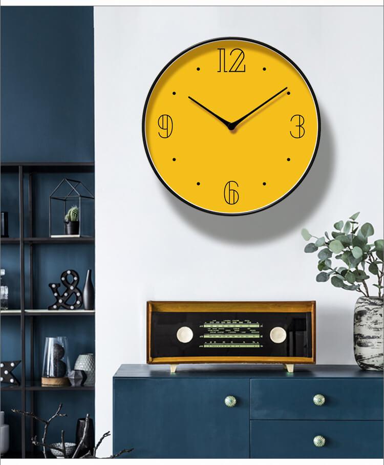 horloge scandinave jaune moutarde